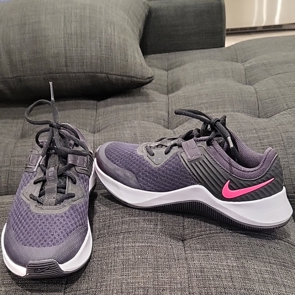 Nike Women's Black and Pink Athletic Sneakers